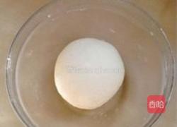 风味腊肠芝心披萨的做法图解2