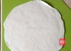 风味腊肠芝心披萨的做法图解4