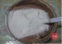 可可榴莲蛋糕卷的做法图解2