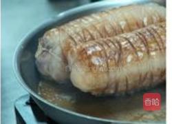 小羊腿肉瓤鸭肝配迷迭香汁的做法图解2