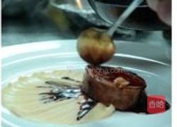 小羊腿肉瓤鸭肝配迷迭香汁的做法图解4