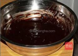 古典猫翻糖巧克力蛋糕配覆盆子奶油霜的做法图解5