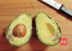 牛油果蛋盅的做法图解1