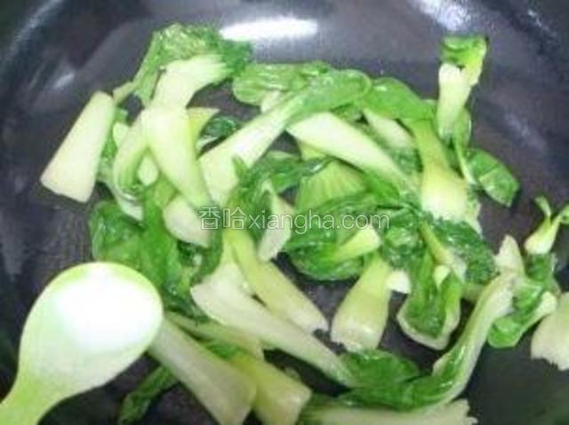 炒锅中倒入适量油，油热，放入油菜，大火爆炒；