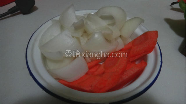 洋葱切大块，胡萝卜切片