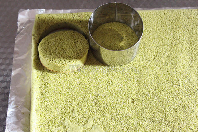 用圆形切模工具将蛋糕切成小圆形。