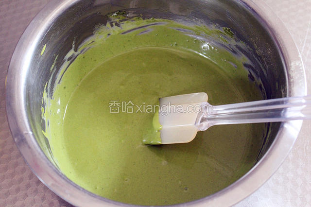 往蛋黄里加入细沙糖，用打蛋器打散。打至糖融化即可， 不要将蛋黄打发。然后分三次加入牛奶与色拉油，搅拌匀均。然后筛入抹茶粉与面粉，用橡皮刀轻轻翻拌匀均。不要过度搅拌，以免面粉起劲。