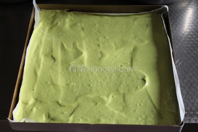 将混合好的蛋糕糊倒入模具，抹平。用手端往模具在桌上用力震两下，把内部的气泡震出。
