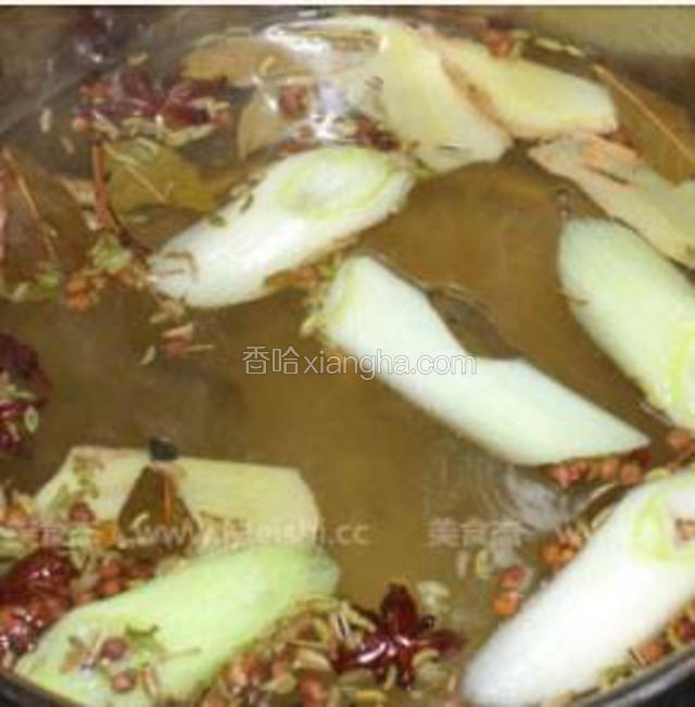 调白卤水：锅里倒水，没过鸭肝就可以，把所有香料和葱段姜片放进去烧开后盖上，小火煮10分钟，然后放入黄酒和盐再次烧开后关火。
