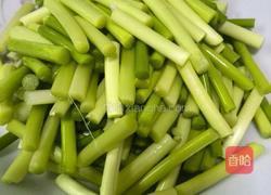 家常蒜苔炒五花肉的做法图解2