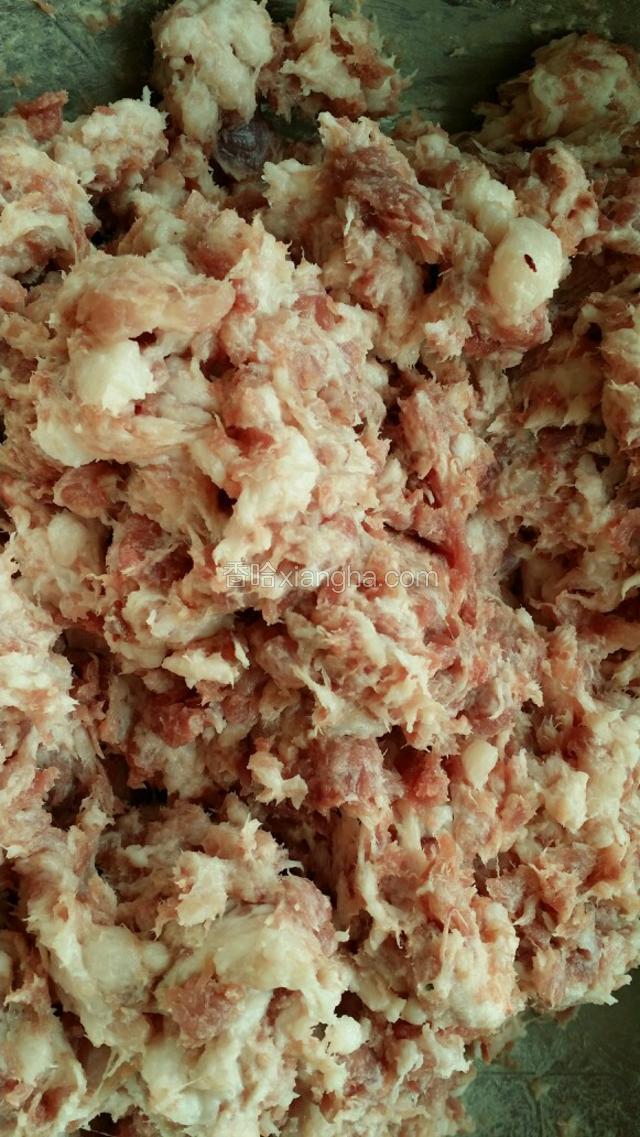 3/4肉剁成肉馅，比较细腻的那种。