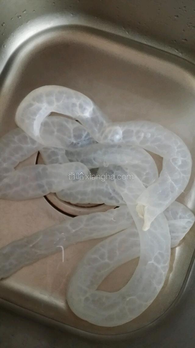 这时间把肠衣在清水里冲掉盐，在肠衣里灌水冲洗。