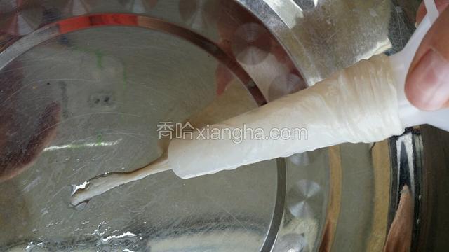 洗干净的肠衣全部套在容器上。
