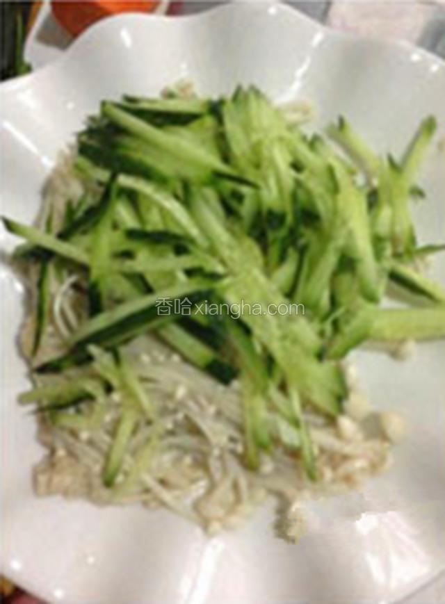 把所有食材放入盘中备用