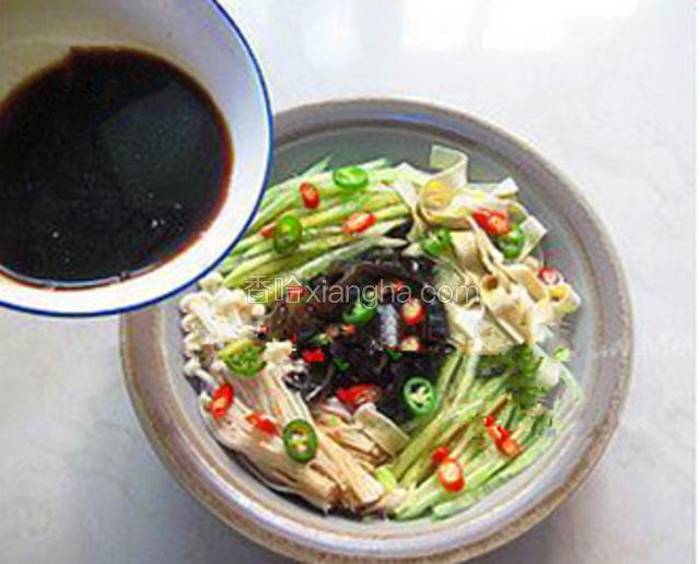把处理好的所有食材码入大碗中，上面撒上辣椒圈，珍选捞汁浇在食材上即可