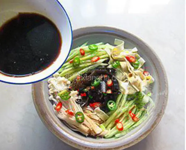 把处理好的所有食材码入大碗中，上面撒上辣椒圈，珍选捞汁浇在食材上即可