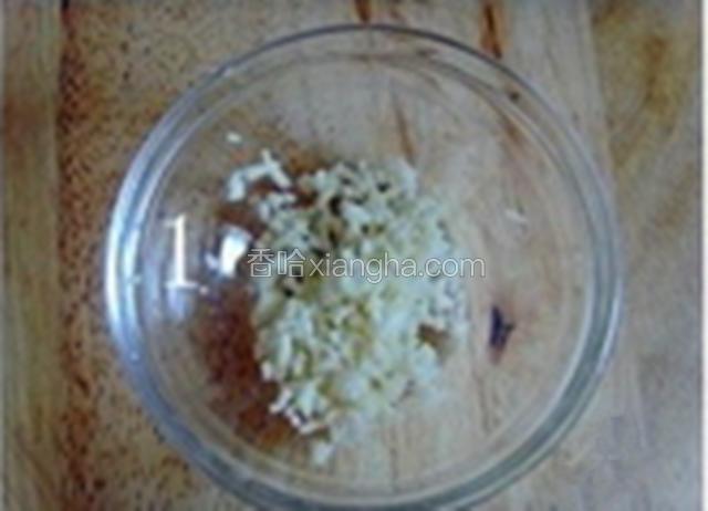 煮毛豆的时候，把蒜头剁碎，越碎越好。