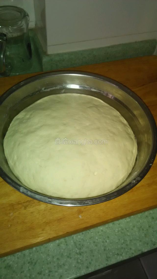 发面：500克面粉加5克泡打粉拌匀，5克安琪酵母用45度热水化开倒在面里，在加适量的热水把面和成面团（不沾手为好）。将和好的面团盖上进行发酵（发酵时间根据温度的不同，时间也不同）等面团发酵1．5～2倍左右即可制作。
