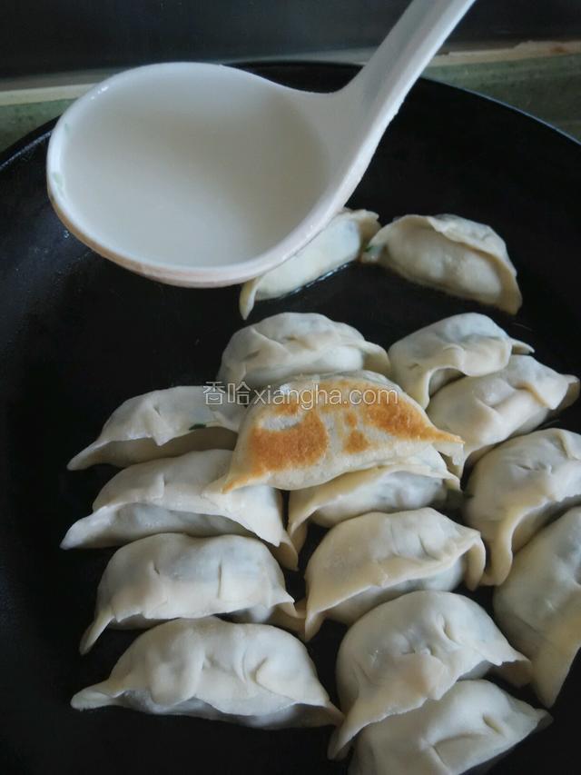 等饺子底部微黄加入冷水。