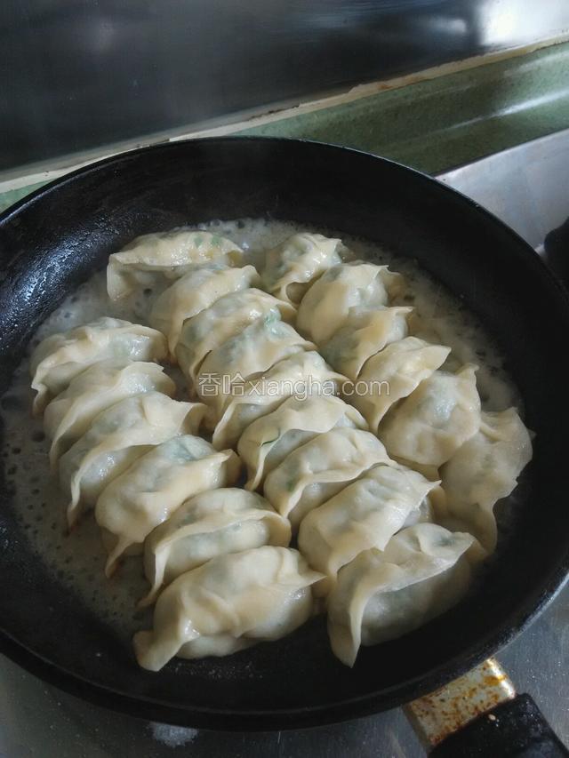 冷水大约在饺子的多二分之一处。