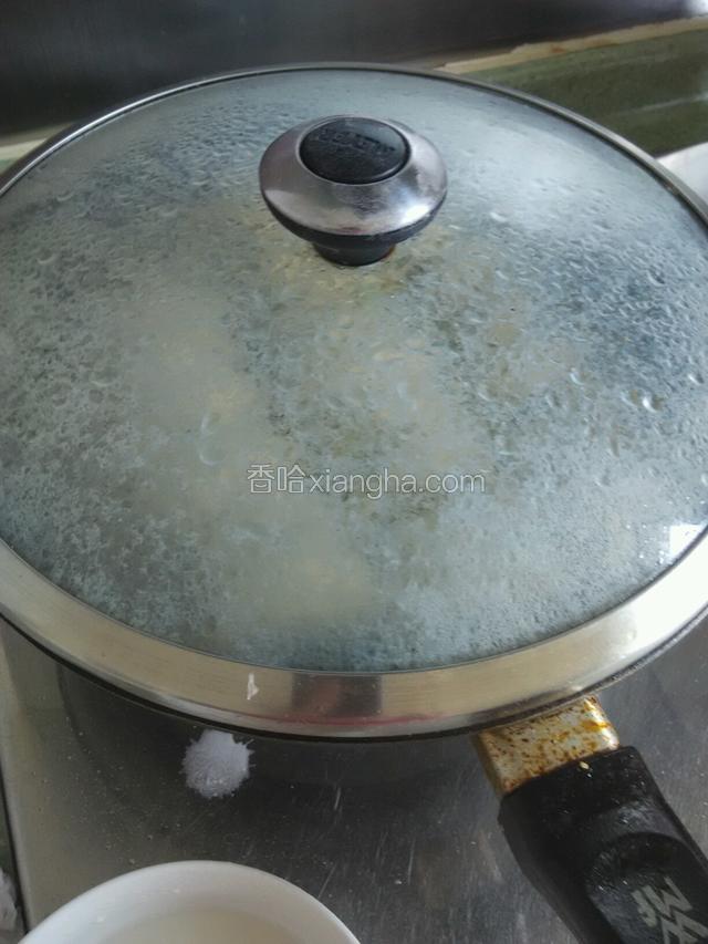 盖上锅盖，继续中火煎，直到听见锅中滋啦滋啦的声音，锅烙就好了。