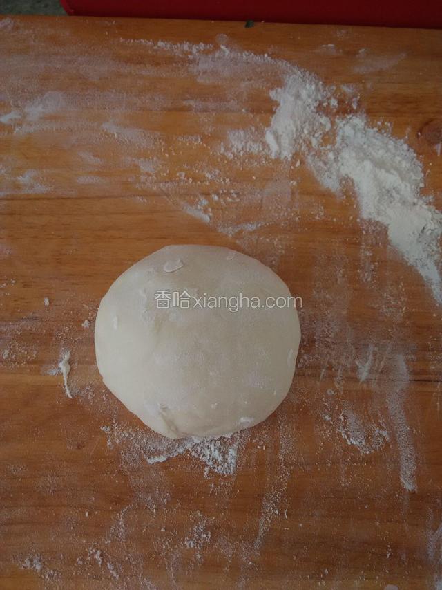 把面和成面团（一半面粉用开水，一半面粉用冷水）。放在那饧上。