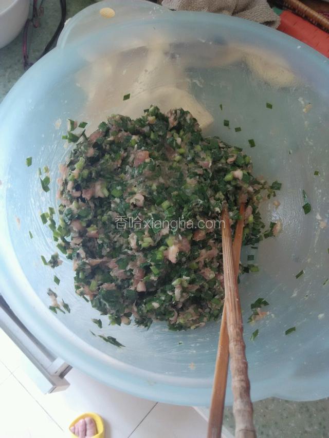 馅料制作：猪肉剁碎、芹菜、洋葱切碎。猪肉加入姜沫、洋葱、十三香、蚝油、植物油等拌匀，在加入切好的芹菜拌匀备用（四个方向拌，不要顺着一个方向拌，顺着一个方向拌馅会硬）。
