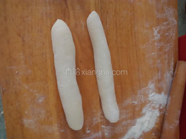 饧好的面（通常馅料准备好面团也就饧好了），搓成条状。