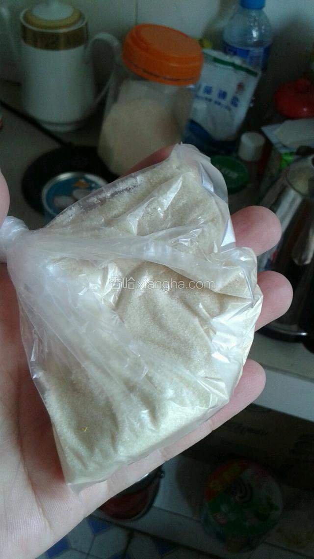 用500毫升热水冲入鱼胶粉和糖，完全融了就倒到椰浆里面，然后凉了就放入冰箱冻半个小时