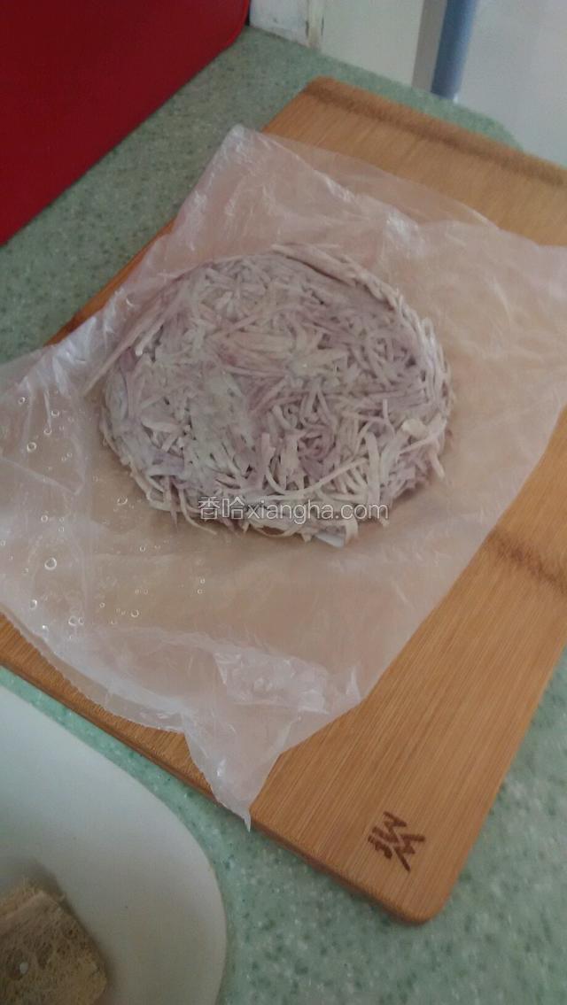 倒在案板上。