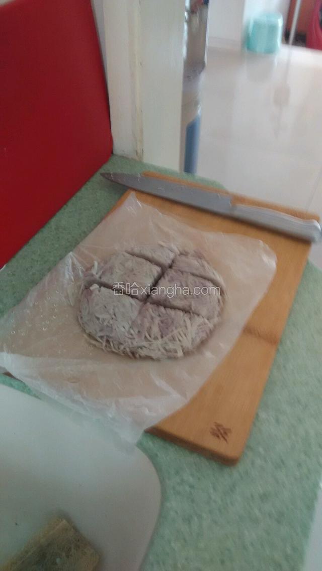 切成块，如果比较厚就在中间在切一刀。