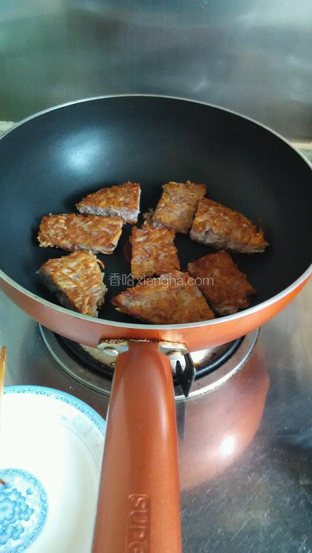 锅上火倒入植物油适量，把芋头糯米糕放入锅里，中火煎到两面金黄色即可。