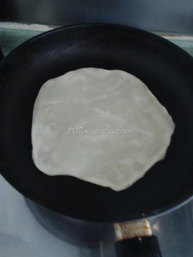 锅上火，用中火烙。