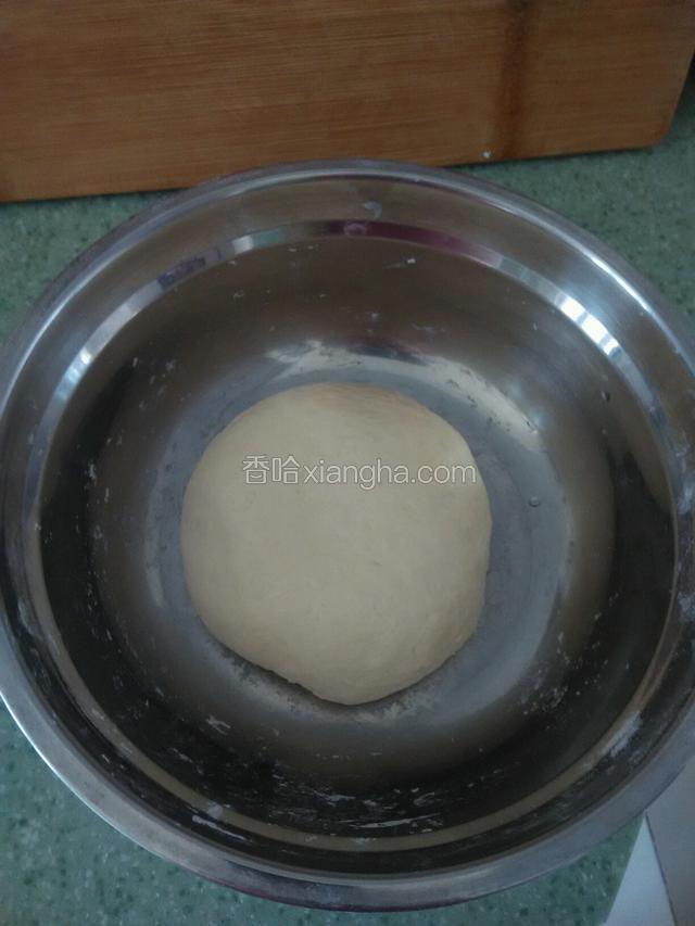 和面：将适量面粉用开水烫一半，用冷水和一半，揉成光滑的面团。