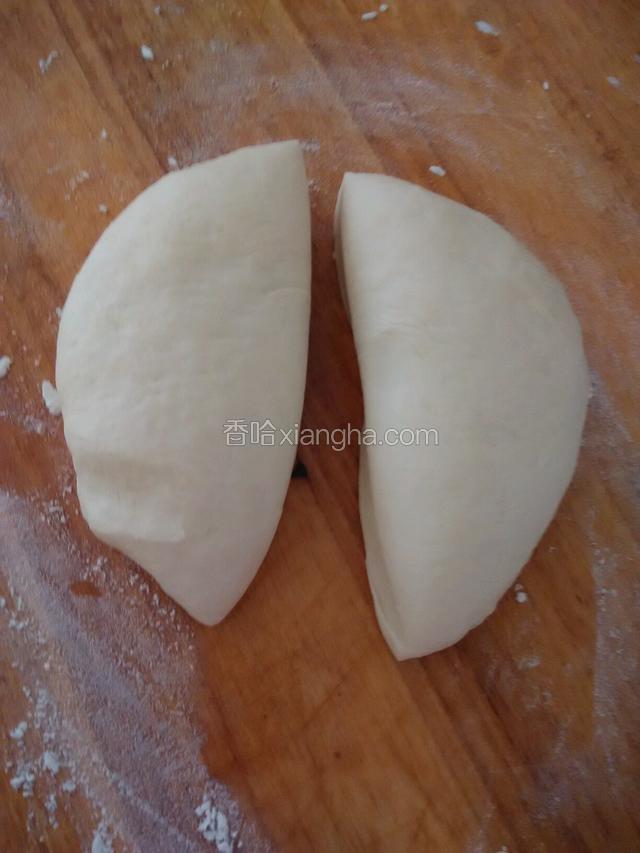 饧好后用刀切成两半。