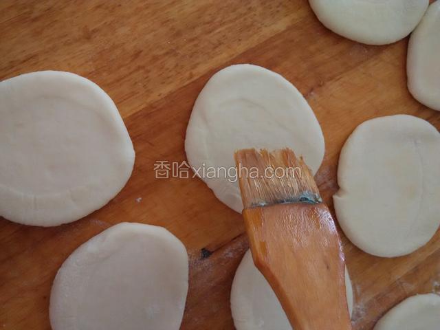 在上面刷上油。