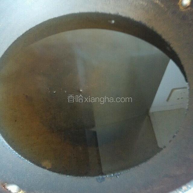 锅热倒入适量的植物油，烧到六七成热。