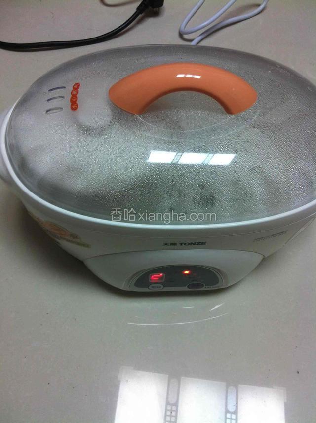 先将银耳炖一个小时后，在放百合！在继续炖一小时！到最后几分钟放入玫瑰茉莉枸杞