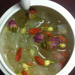 茉莉玫瑰银耳百合羹的做法[图]