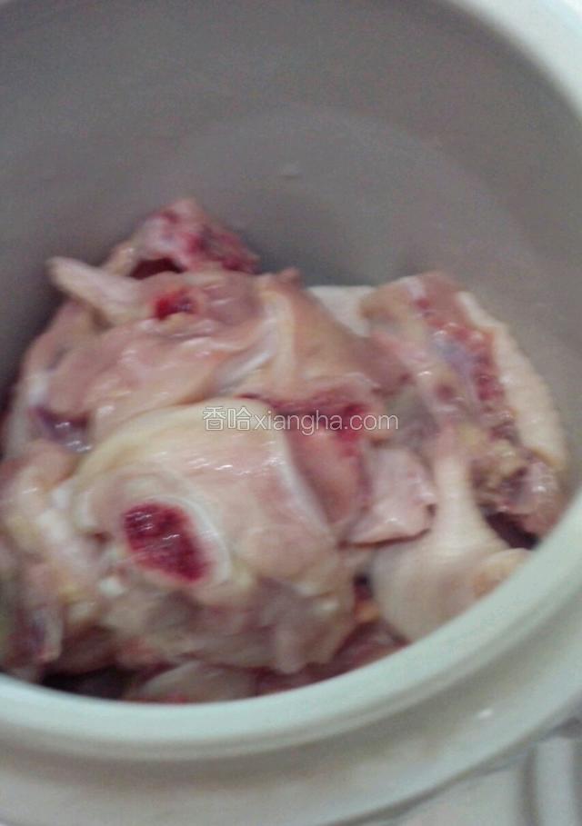 将鸡肉洗净，放入容器，加入姜片，  蒸煮。