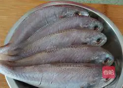 Illustration of how to make pan-fried yellow croaker 1