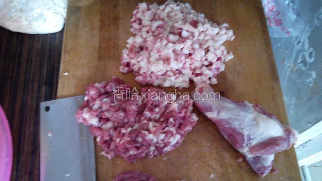 把肉切成指甲大小的肉丁，肥肉，瘦肉分开切。