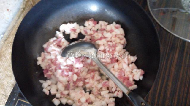 锅里倒底油，把切好的肥肉放里边大火炒，直到边变色，出油