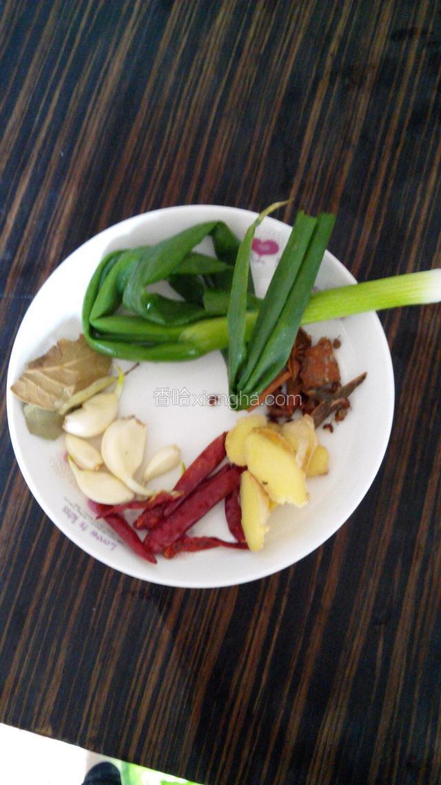 加入准备好的葱姜蒜大料干辣椒