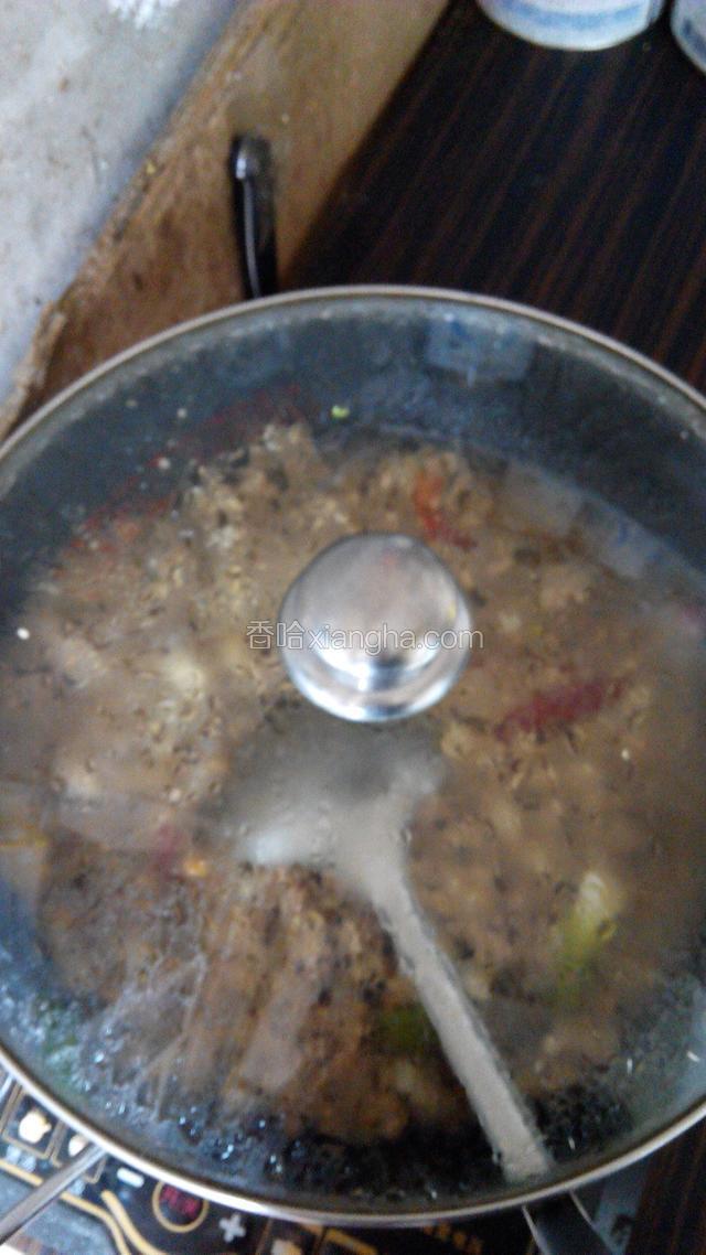 再加入瘦肉，改中小火，加盖烧