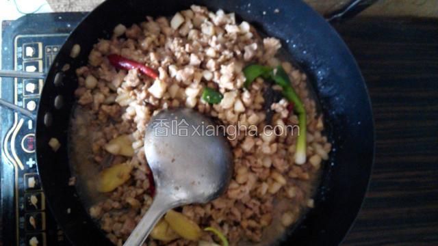 小火加盖焖一个小时左右，肉里油清的时候在加入盐，小火烧十分钟左右加辣椒粉最后加糖，糖加早会粘锅。