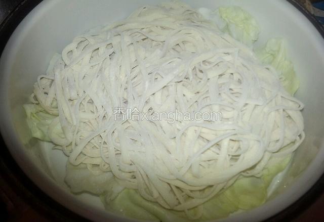 蒸笼铺一层包菜叶，适量干面置上蒸十分钟