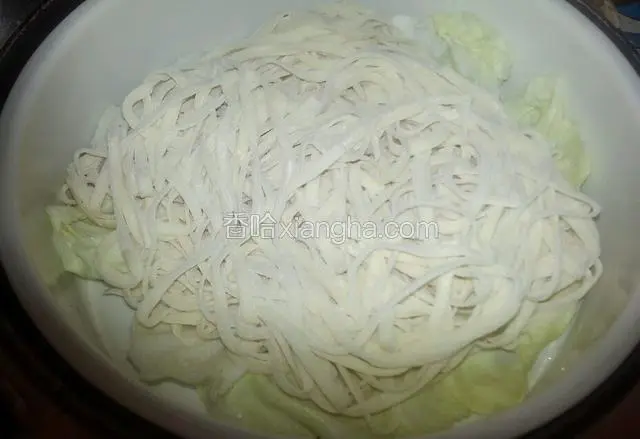 蒸笼铺一层包菜叶，适量干面置上蒸十分钟