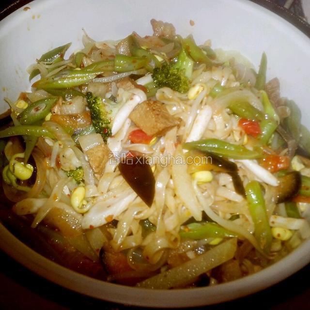 加入蒸面拌好，上笼再蒸十分钟左右即可