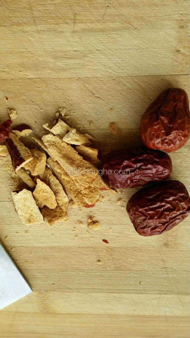 干红枣洗净打碎。（没有留不放了，湿枣是打不碎的）